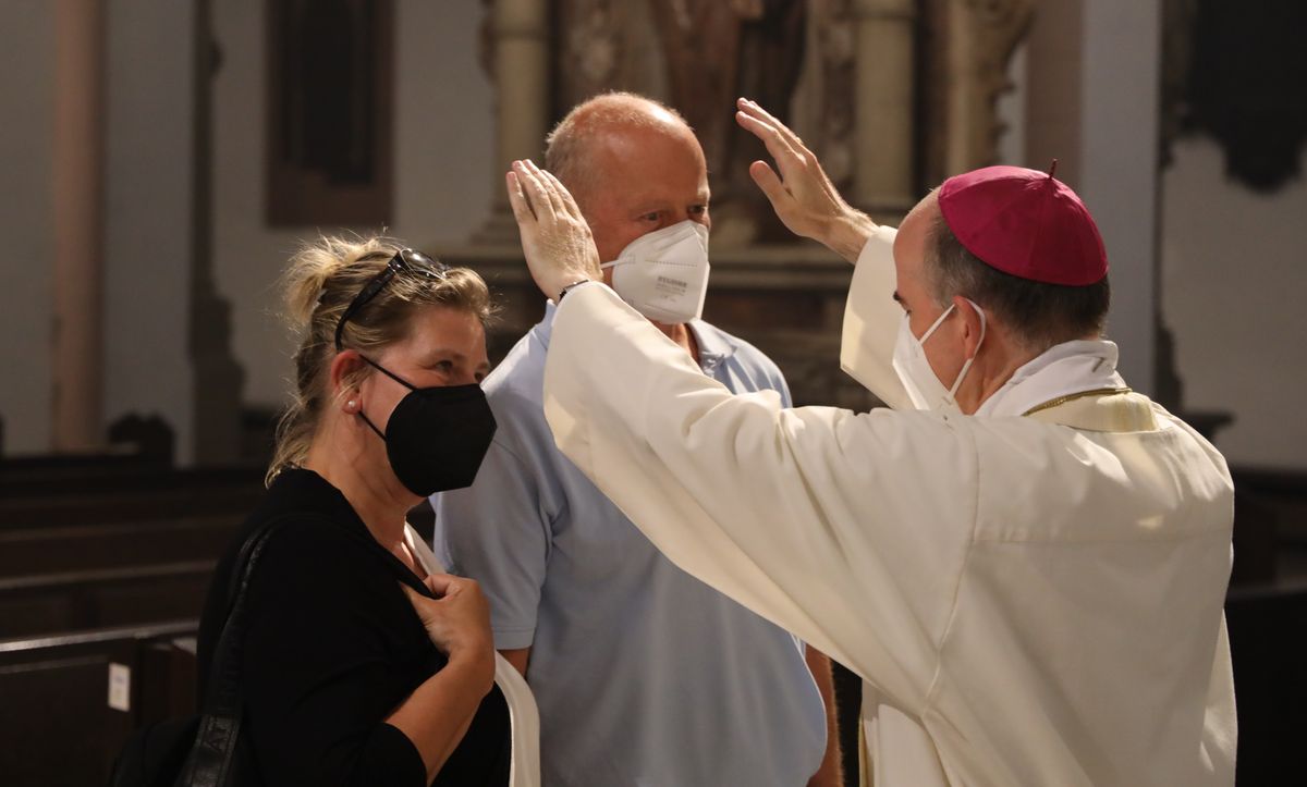 Bischof Dr. Franz Jung feierte am Mittwochabend, 23. Juni, einen Gottesdienst für Ehepaare, die 2021 oder 2021 auf 25 gemeinsame Jahre zurückblicken. Im Anschluss konnten sich die Paare segnen lassen.