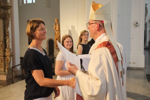 Bischof Dr. Franz Jung beauftragt Susanne Köhler als Gemeindereferentin.