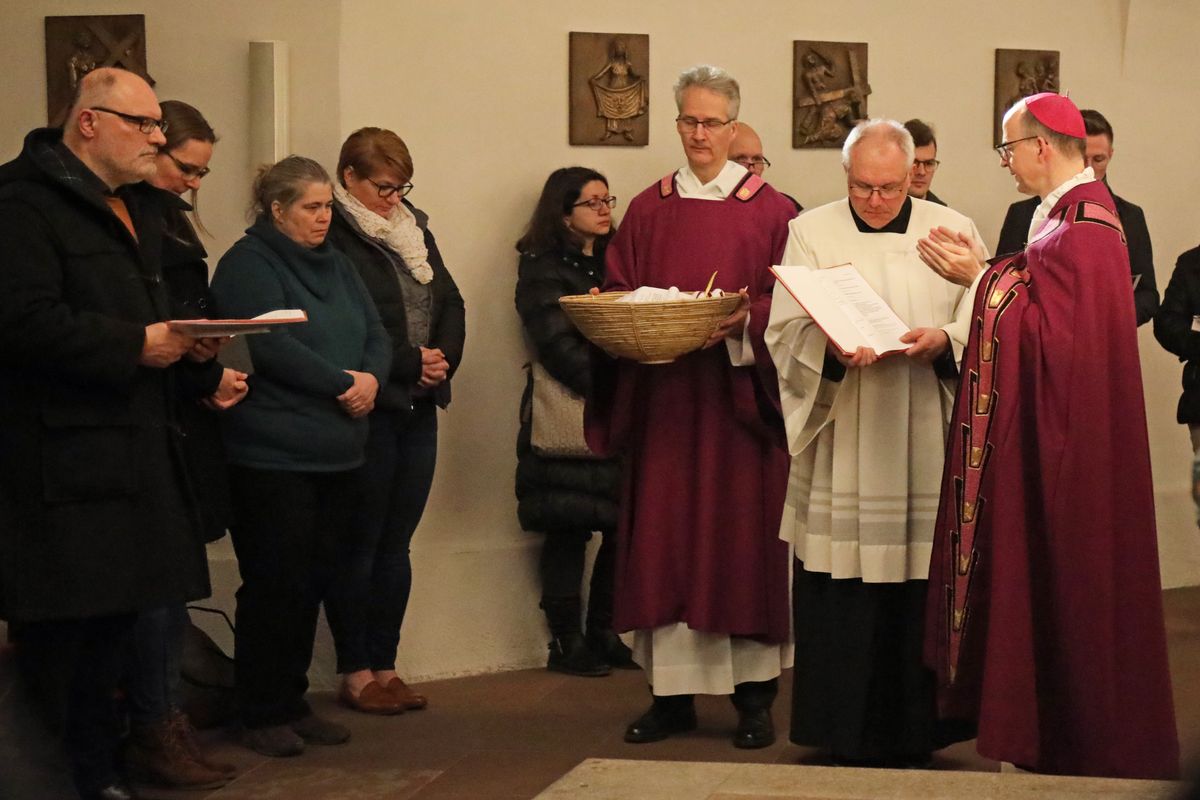 Bei einer Feier im Neumünster ließ Bischof Dr. Franz Jung 20 Erwachsene zu Taufe, Firmung und Eucharistie zu sowie eine Bewerberin für die Erwachsenenfirmung.