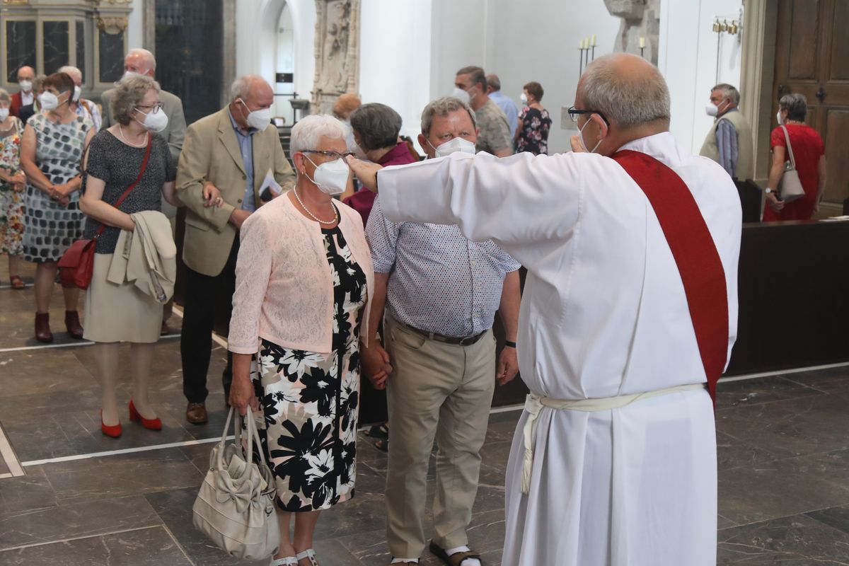 2621/0625 Gottesdienst für Ehejubilare mit Weihbischof Ulrich Boom am 29. Juni 2021_28058 Weihbischof Ulrich Boom feierte am Dienstagnachmittag, 29. Juni, einen Gottesdienst für Ehepaare, die 2020 oder 2021 ihr goldenes, diamantenes oder eisernes Ehejubiläum hatten. Im Anschluss konnten sich die Paare segnen lassen.