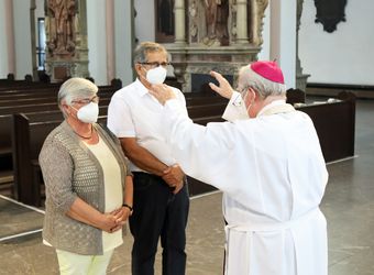 Bischof em. Dr. Friedhelm Hofmann feierte am Mittwochvormittag, 23. Juni, im Kiliansdom einen Pontifikalgottesdienst für Ehejubilare, die in den Jahren 2020 und 2021 auf 50, 60 oder 65 gemeinsame Jahre zurückblicken.