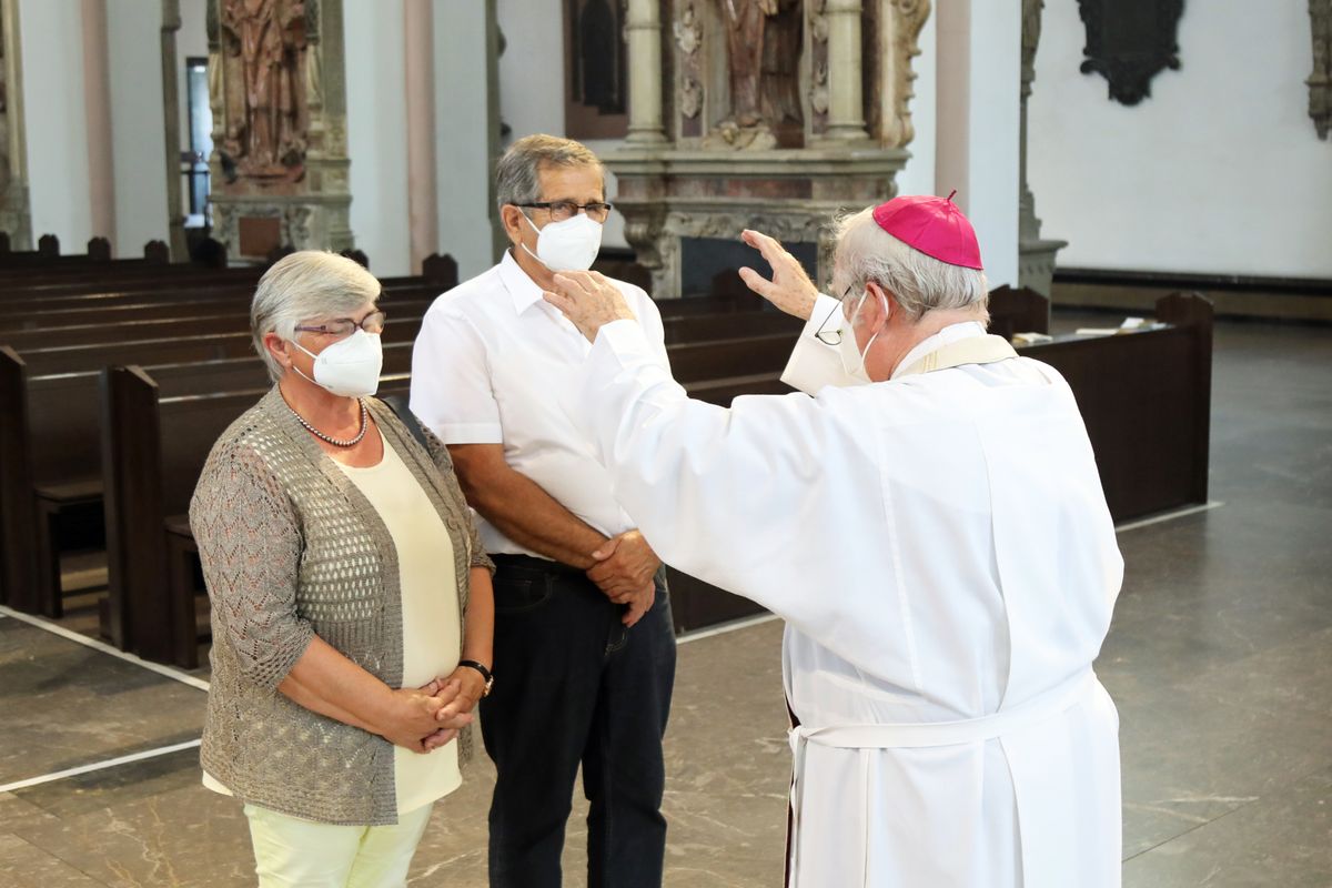 Bischof em. Dr. Friedhelm Hofmann feierte am Mittwochvormittag, 23. Juni, im Kiliansdom einen Pontifikalgottesdienst für Ehejubilare, die in den Jahren 2020 und 2021 auf 50, 60 oder 65 gemeinsame Jahre zurückblicken. Bischof em. Dr. Friedhelm Hofmann feierte am Mittwochvormittag, 23. Juni, im Kiliansdom einen Pontifikalgottesdienst für Ehejubilare, die in den Jahren 2020 und 2021 auf 50, 60 oder 65 gemeinsame Jahre zurückblicken.
