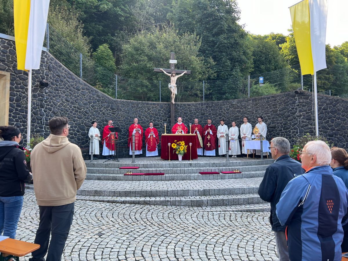 Wallfahrergottesdienst am Freiluftaltar des Klosters.