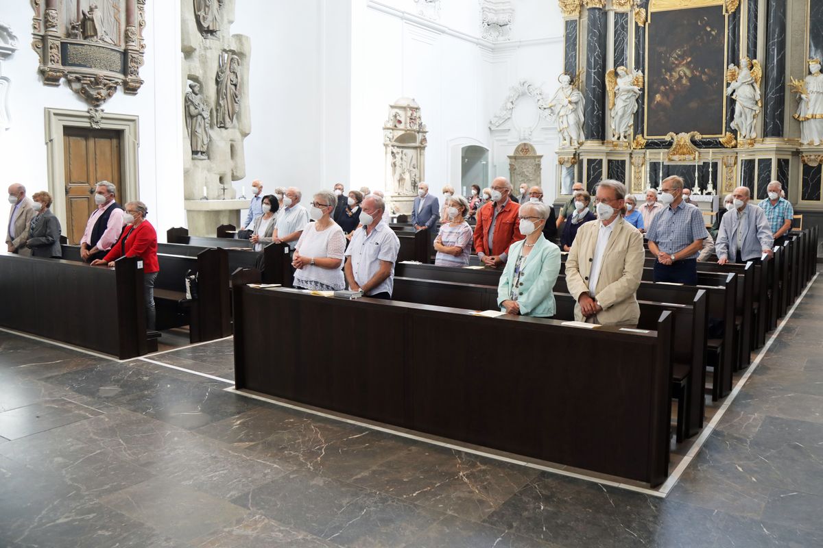 	 Weihbischof Ulrich Boom feierte am Mittwochnachmittag, 30. Juni, einen Gottesdienst für Ehepaare, die 2020 oder 2021 ihr goldenes, diamantenes oder eisernes Ehejubiläum hatten. Im Anschluss konnten sich die Paare segnen lassen.