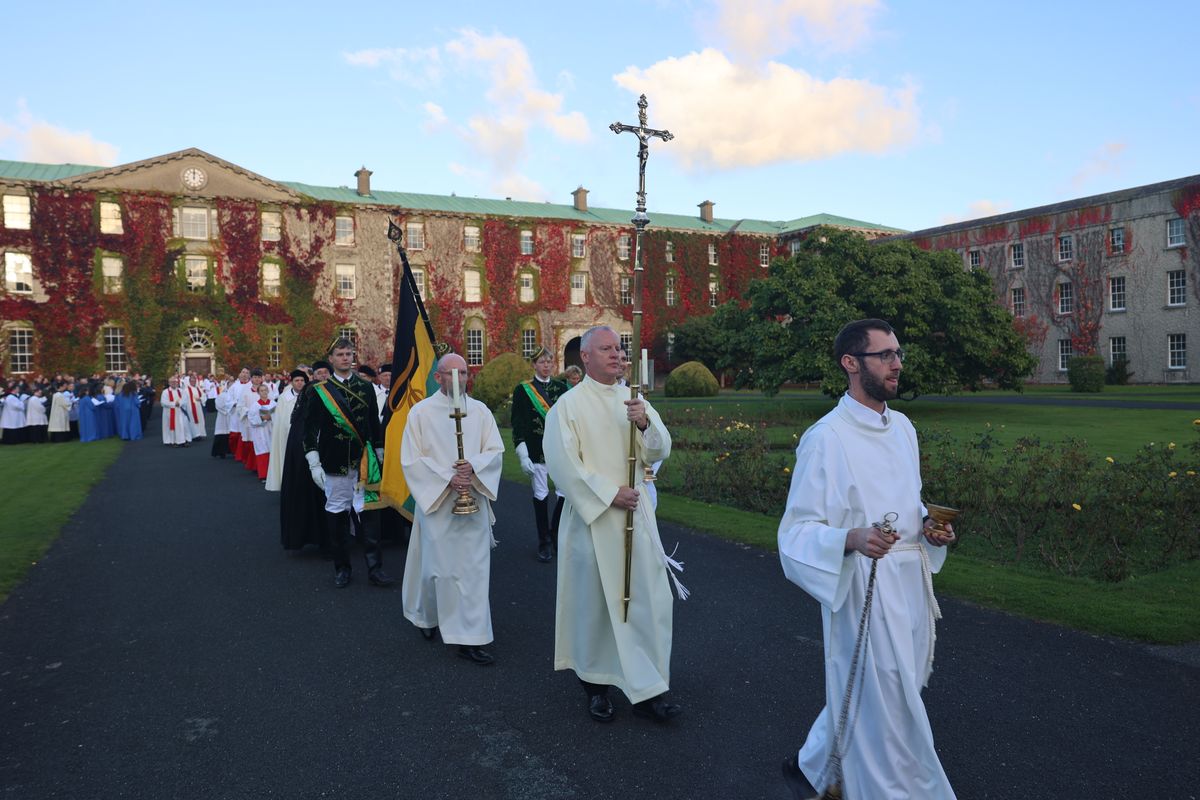 In einer feierlichen Prozession wurden die Reliquien durch den Innenhof in die College Chapel getragen.