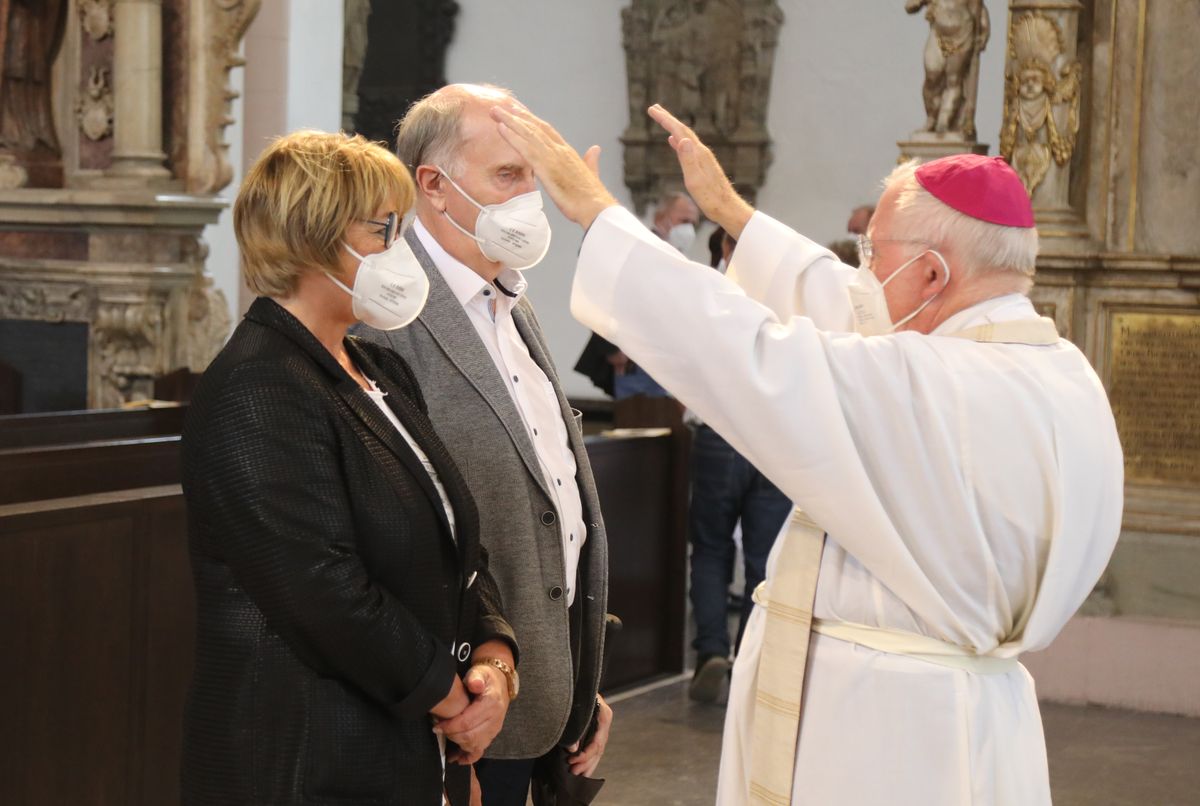 	 Weihbischof Ulrich Boom feierte am Mittwochnachmittag, 30. Juni, einen Gottesdienst für Ehepaare, die 2020 oder 2021 ihr goldenes, diamantenes oder eisernes Ehejubiläum hatten. Im Anschluss konnten sich die Paare segnen lassen.