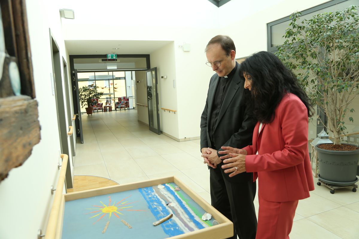 Weihbischof Paul Reder hat am Mittwoch, 9. Juli, einen Kiliani-Gottesdienst in der Kapelle der Ritaschwestern am Juliusspital Hospiz in Würzburg gefeiert. Nach dem Gottesdienst besuchte er das Hospiz und kam in den Austausch mit Mitarbeitenden und Gästen.