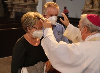 Bischof em. Dr. Friedhelm Hofmann feierte am Freitagnachmittag, 25. Juni, einen Dankgottesdienst mit Ehepaaren, die seit 50, 60 oder 65 Jahren verheiratet sind. Anschließend spendeten der Bischof sowie weitere Priester und Diakone den Jubilaren mit Abstand den Segen.