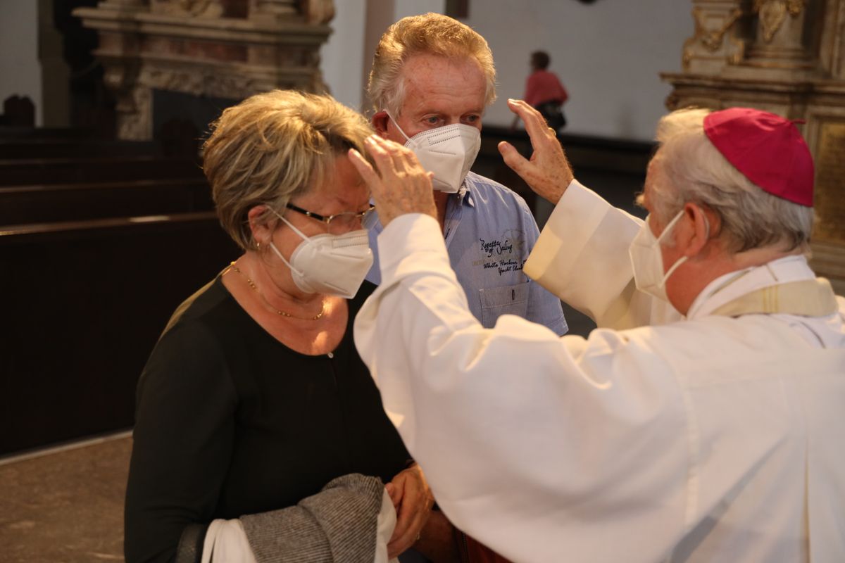Bischof em. Dr. Friedhelm Hofmann feierte am Freitagnachmittag, 25. Juni, einen Dankgottesdienst mit Ehepaaren, die seit 50, 60 oder 65 Jahren verheiratet sind. Anschließend spendeten der Bischof sowie weitere Priester und Diakone den Jubilaren mit Abstand den Segen.