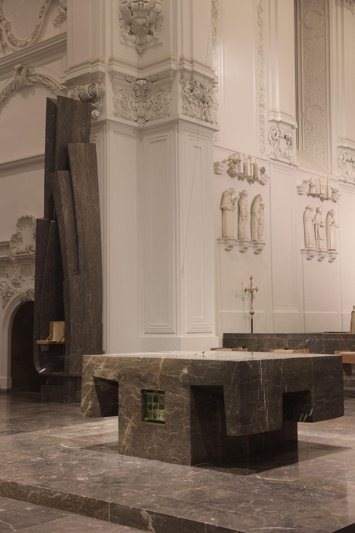 Mit der Messe vom Letzten Abendmahl am Gründonnerstag, 14. April, hat Bischof Dr. Franz Jung im Würzburger Kiliansdom die drei österlichen Tage vom Leiden und Sterben, von der Grabesruhe und der Auferstehung des Herrn eröffnet.