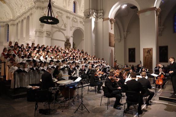 "Weihnachten traditionell" war das Konzert der Mädchenkantorei am Würzburger Dom und des Orchesters Camerata Würzburg unter der Leitung von Domkantor Alexander Rüth am dritten Adventssonntag, 15. Dezember, überschrieben.  "Weihnachten traditionell" war das Konzert der Mädchenkantorei am Würzburger Dom und des Orchesters Camerata Würzburg unter der Leitung von Domkantor Alexander Rüth am dritten Adventssonntag, 15. Dezember, überschrieben.