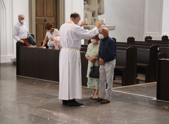 Mit rund 110 Ehepaaren aus der ganzen Diözese hat Weihbischof Ulrich Boom am Mittwochnachmittag, 23. Juni, einen Pontifikalgottesdienst gefeiert. Eingeladen waren Ehejubilare, die in den Jahren 2020 und 2021 auf 50, 60 oder 65 gemeinsame Jahre zurückblicken.