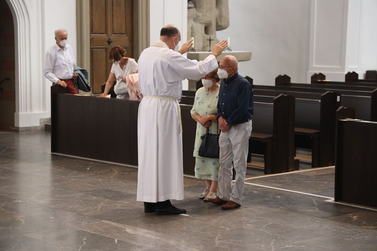 Mit rund 110 Ehepaaren aus der ganzen Diözese hat Weihbischof Ulrich Boom am Mittwochnachmittag, 23. Juni, einen Pontifikalgottesdienst gefeiert. Eingeladen waren Ehejubilare, die in den Jahren 2020 und 2021 auf 50, 60 oder 65 gemeinsame Jahre zurückblicken.