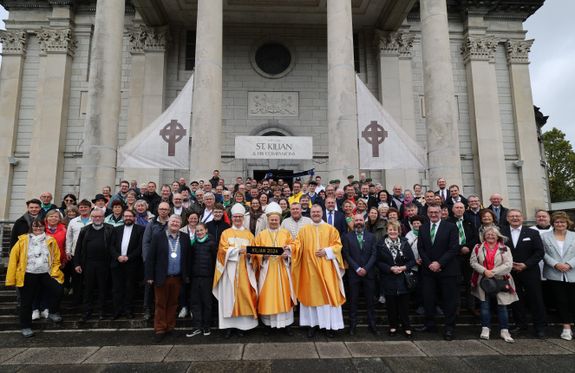 Bischof Dr. Franz Jung feierte am Sonntag, 6. Oktober, einen Gottesdienst zum Abschluss der Irlandwallfahrt mit den Reliquien der Frankenapostel in der Kathedrale von Cavan. Im Anschluss wurde der Schrein mit den Häuptern der Märtyrer für den Rücktransport nach Würzburg sicher verpackt.