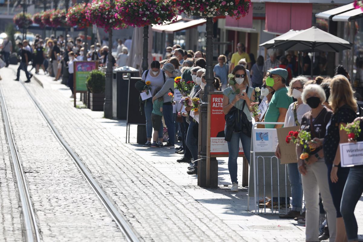 2721/0652 Menschenkette_28501 Unter dem Titel "Würzburg trauert" fand am Freitagabend eine Menschenkette vom Barbarossaplatz zum Würzburger Rathaus statt. Zehn Minuten lang läutete dabei die Salvatorglocke des Doms und lud zum Gebet ein.