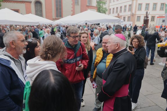 Weihbischof em. Ulrich Boom feierte am Mittwoch, 9. Juli, einen Kiliani-Wallfahrtsgottesdienst mit Gläubigen aus der Region Main-Rhön. Eine Begegnung auf dem Kiliansplatz schloss sich an. 