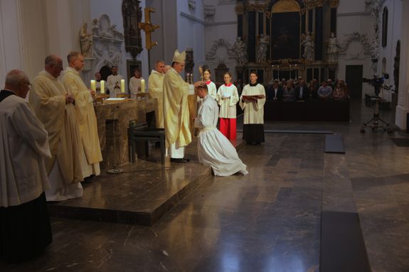 Bei einem Pontifikalgottesdienst am Samstag, 27. September, weihte Weihbischof Paul Reder drei Männer im Würzburger Kiliansdom zu Diakonen.