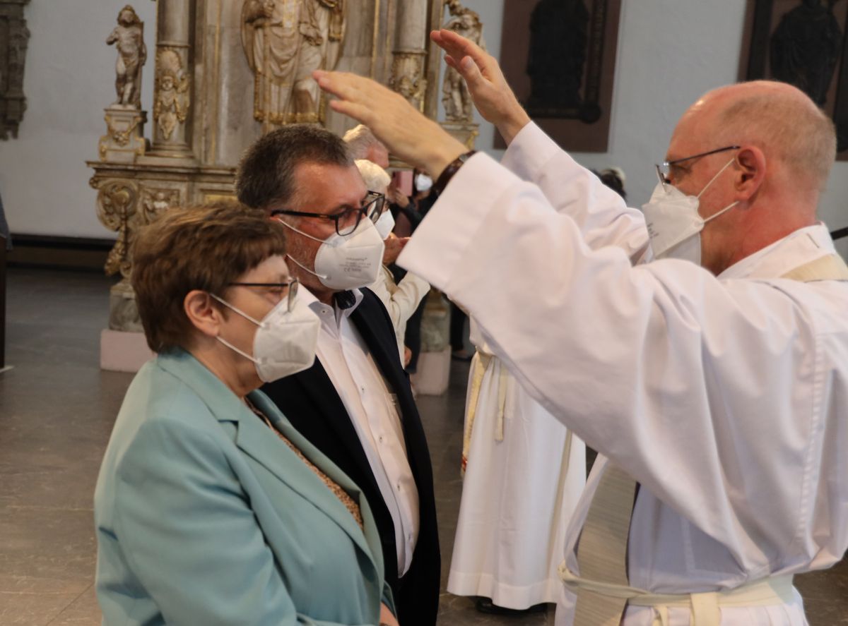 Bischof em. Dr. Friedhelm Hofmann feierte am Freitagnachmittag, 25. Juni, einen Dankgottesdienst mit Ehepaaren, die seit 50, 60 oder 65 Jahren verheiratet sind. Anschließend spendeten der Bischof sowie weitere Priester und Diakone den Jubilaren mit Abstand den Segen.