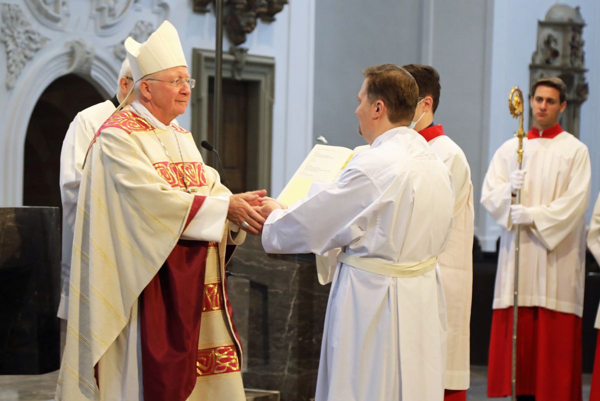 Bei einem Pontifikalgottesdienst am Samstag, 17. Oktober, hat Weihbischof Ulrich Boom im Würzburger Kiliansdom Uwe Becker zum Ständigen Diakon geweiht.
