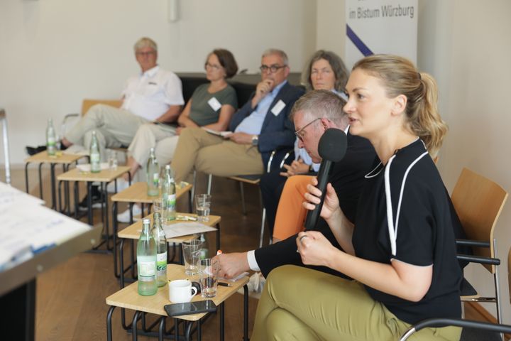 Um Sorge und Nöte der medizinischen und pflegerischen Versorgung in Unterfranken ging es bei einer Podiumsdiskussion bei der Kiliani-Vollversammlung des Diözesanrats der Katholiken im Bistum Würzburg am Samstag, 5. Juli, im Würzburger Burkardushaus. Auch Bayerns Gesundheitsministerin Judith Gerlach (rechts) nahm daran teil.
