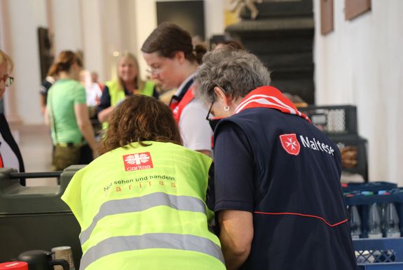 Weihbischof Paul Reder feierte am Samstag, 13. Juli, einen Kiliani-Gottesdienst für Menschen im Alter, in Krankheit und mit Behinderung im Kiliansdom. Mitarbeiterinnen und Mitarbeiter von Caritas und Malteser-Hilfsdienst kümmerten sich um das Wohlergehen der Gottesdienstbesucher.