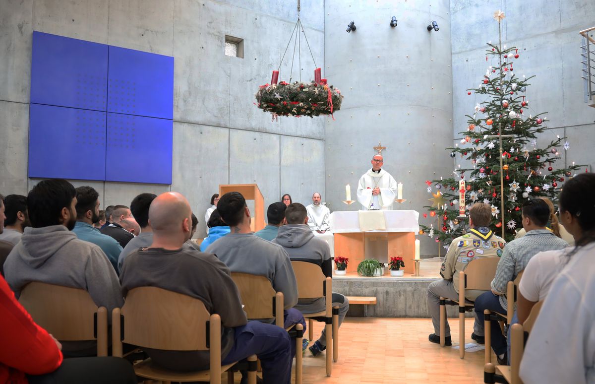 Am Montagnachmittag, 23. Dezember, hat Bischof Dr. Franz Jung mit Gefangenen und Mitarbeitern  in der Justizvollzugsanstalt Würzburg einen ökumenischen Gottesdienst gefeiert. Am Montagnachmittag, 23. Dezember, hat Bischof Dr. Franz Jung mit Gefangenen und Mitarbeitern  in der Justizvollzugsanstalt Würzburg einen ökumenischen Gottesdienst gefeiert.