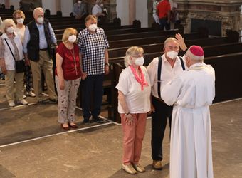Mit rund 110 Ehepaaren aus der ganzen Diözese hat Weihbischof Ulrich Boom am Mittwochnachmittag, 23. Juni, einen Pontifikalgottesdienst gefeiert. Eingeladen waren Ehejubilare, die in den Jahren 2020 und 2021 auf 50, 60 oder 65 gemeinsame Jahre zurückblicken.