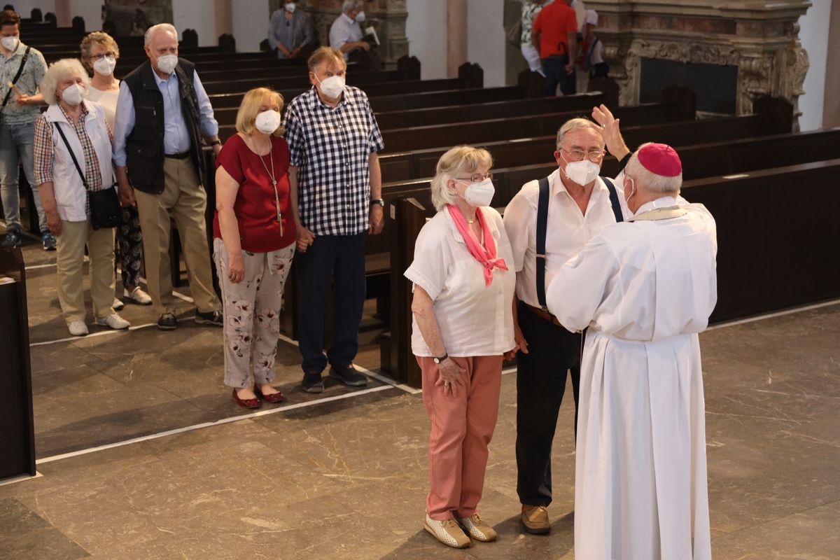 Mit rund 110 Ehepaaren aus der ganzen Diözese hat Weihbischof Ulrich Boom am Mittwochnachmittag, 23. Juni, einen Pontifikalgottesdienst gefeiert. Eingeladen waren Ehejubilare, die in den Jahren 2020 und 2021 auf 50, 60 oder 65 gemeinsame Jahre zurückblicken.