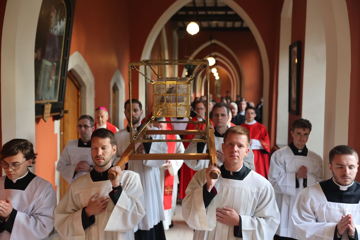 In einer feierlichen Prozession wurden die Reliquien durch den Innenhof in die College Chapel getragen.