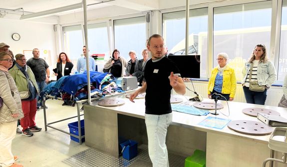 Die Gäste konnten beim Jubiläum an einer Führung durch die Vinzenz Wäscherei mit dem stellvertretenden Betriebsleiter Daniel Kohl teilnehmen.