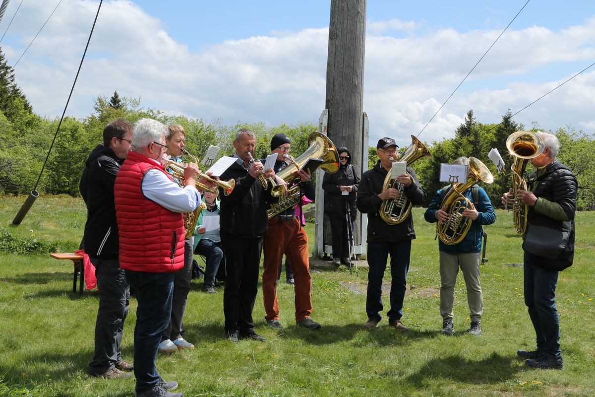 Fast 400 Gläubige haben an der Ökumenischen Kreuzbergwallfahrt mit Bischof Jung und Regionalbischöfin Bornowski teilgenommen.  Fast 400 Gläubige haben an der Ökumenischen Kreuzbergwallfahrt mit Bischof Jung und Regionalbischöfin Bornowski teilgenommen.