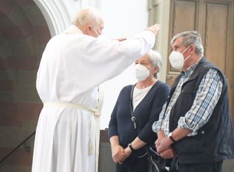 Bischof em. Dr. Friedhelm Hofmann feierte am Mittwochvormittag, 23. Juni, im Kiliansdom einen Pontifikalgottesdienst für Ehejubilare, die in den Jahren 2020 und 2021 auf 50, 60 oder 65 gemeinsame Jahre zurückblicken.