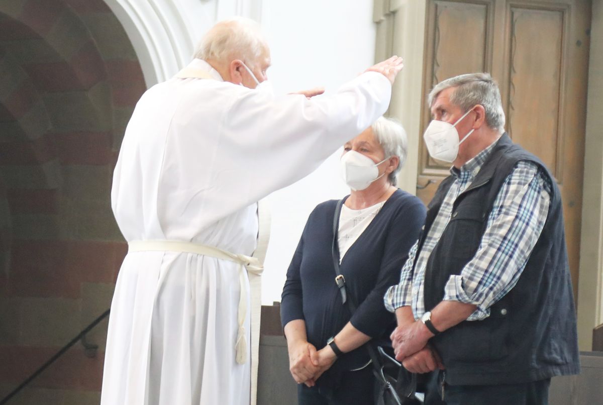 Bischof em. Dr. Friedhelm Hofmann feierte am Mittwochvormittag, 23. Juni, im Kiliansdom einen Pontifikalgottesdienst für Ehejubilare, die in den Jahren 2020 und 2021 auf 50, 60 oder 65 gemeinsame Jahre zurückblicken. Bischof em. Dr. Friedhelm Hofmann feierte am Mittwochvormittag, 23. Juni, im Kiliansdom einen Pontifikalgottesdienst für Ehejubilare, die in den Jahren 2020 und 2021 auf 50, 60 oder 65 gemeinsame Jahre zurückblicken.