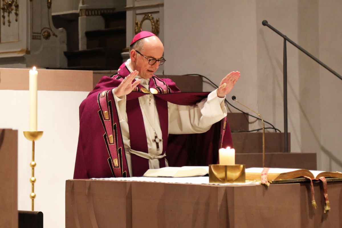 Bischof Dr. Franz Jung feierte zum Aschermittwoch der Künstler eine Wort-Gottes-Feier im Neumünster.