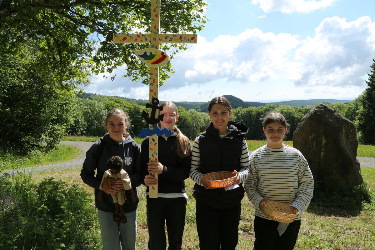 Fast 400 Gläubige haben an der Ökumenischen Kreuzbergwallfahrt mit Bischof Jung und Regionalbischöfin Bornowski teilgenommen.  Fast 400 Gläubige haben an der Ökumenischen Kreuzbergwallfahrt mit Bischof Jung und Regionalbischöfin Bornowski teilgenommen.