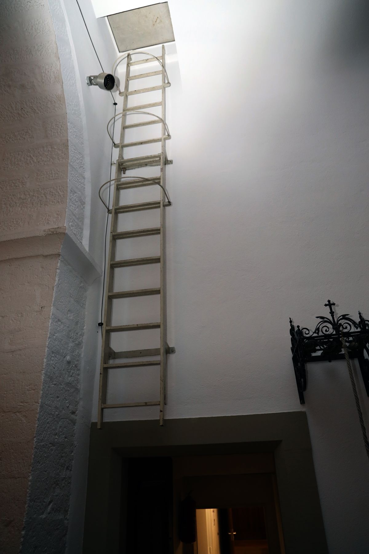 Die historische Feuerleiter als Zugang zum Kirchturm entspricht heute keinerlei Sicherheitsvorschrift mehr. Die historische Feuerleiter als Zugang zum Kirchturm entspricht heute keinerlei Sicherheitsvorschrift mehr.