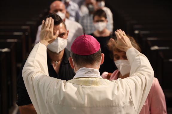 Bischof Dr. Franz Jung erteilte nach dem Gottesdienst zahlreichen Ehepaaren den Segen. 