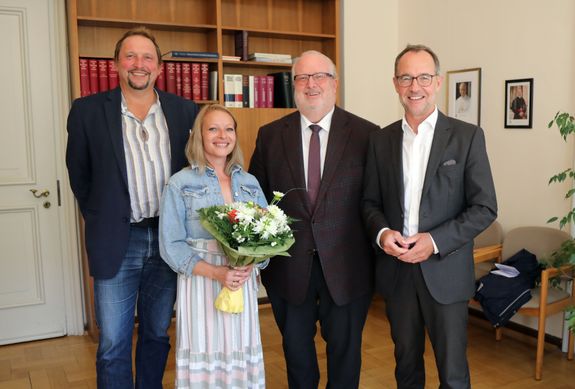 Simone Spyth (2. von links) ist für 25 Jahre im Dienst des Bistums Würzburg geehrt worden. Mit im Bild (von links) stellvertretender MAV-Vorsitzender Burkhard Pechtl, Abteilungsleiter Johannes Reuter und Ordinariatsrat Robert Hambitzer, Leiter der Hauptabteilung Personal.