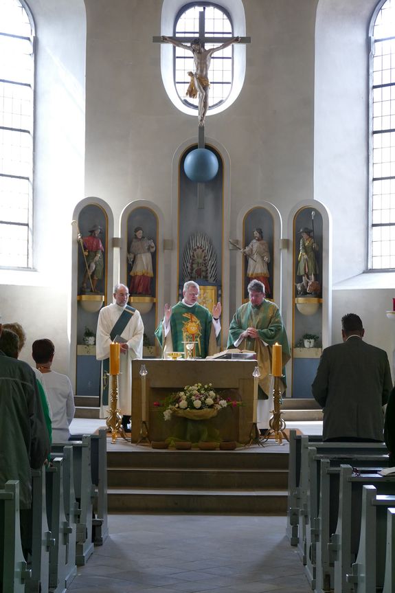 Als Zeichen des Neustarts hat der Pastorale Raum Kahlgrund gemeinsam mit Generalvikar Dr. Jürgen Vorndran, Pfarrer Sebastian Krems und Diakon i. R. Reinhold Glaser am 27. Juli den Sonntagsgottesdienst in der Pfarrkirche Sankt Cyriakus und Valentin in Mömbris gefeiert.