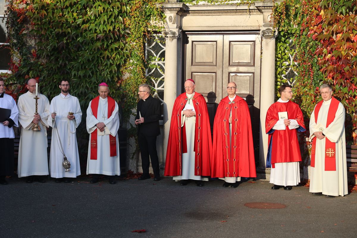 In einer feierlichen Prozession wurden die Reliquien durch den Innenhof in die College Chapel getragen.