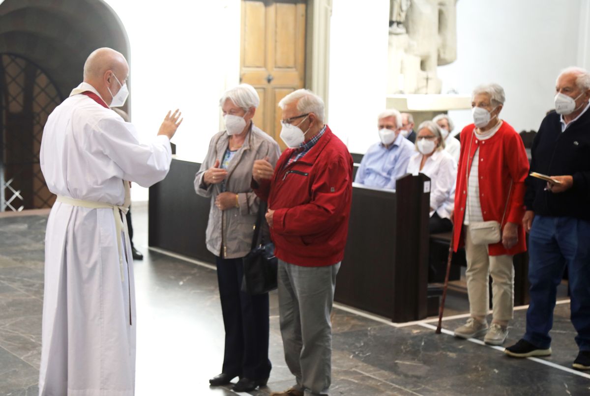 2721/0648 Gottesdienst für Ehejubilare mit Bischof Dr. Franz Jung am Freitagnachmittag, 2. Juli 2021_28520 Bischof Dr. Franz Jung feierte am Freitagnachmittag, 2. Juli 2021, einen Dankgottesdienst im Kiliansdom mit Ehepaaren, die goldenes, diamantenes oder eisernes Ehejubiläum feiern.