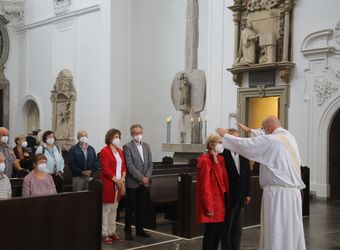 Bischof Dr. Franz Jung segnete nach dem Gottesdienst die Ehejubilare.