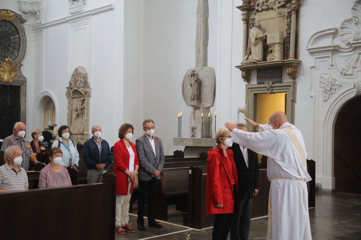 2721/0630_Ehejubilare mit Bischof Franz Jung_28160 Bischof Dr. Franz Jung segnete nach dem Gottesdienst die Ehejubilare.