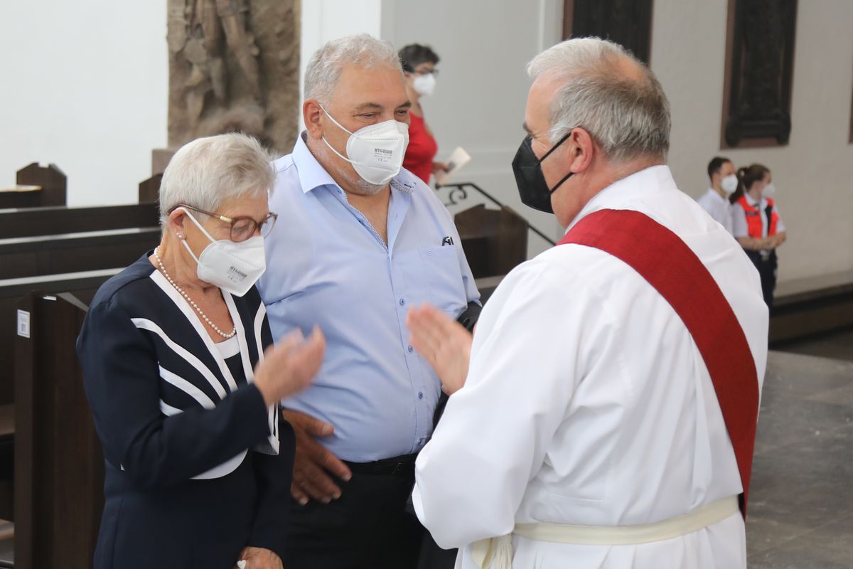 2621/0625 Gottesdienst für Ehejubilare mit Weihbischof Ulrich Boom am 29. Juni 2021_28094 Weihbischof Ulrich Boom feierte am Dienstagnachmittag, 29. Juni, einen Gottesdienst für Ehepaare, die 2020 oder 2021 ihr goldenes, diamantenes oder eisernes Ehejubiläum hatten. Im Anschluss konnten sich die Paare segnen lassen.
