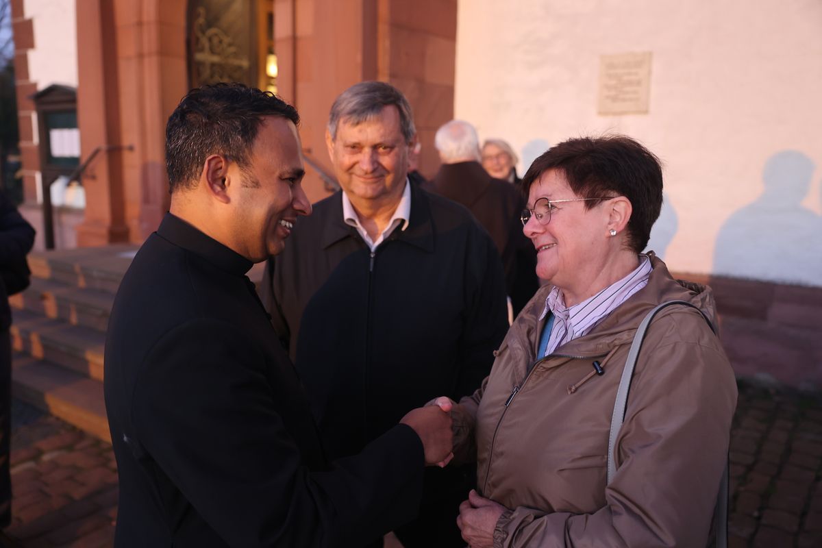 Bei einer Pontifikalmesse in der Klosterkirche auf dem Engelberg bei Großheubach hat Bischof Dr. Franz Jung zusammen mit Pater Jan Pelczarski, Generalsuperior der Oblaten des heiligen Josef aus Rom, am Sonntag, 3. November, offiziell die neue Niederlassung der Oblaten des heiligen Josef im Bistum Würzburg errichtet.