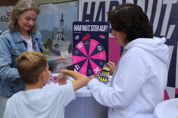 Zum Motto des Katholikentags 2026 in Würzburg, "Hab Mut, steh auf", gab es ein Glücksrad, an dem die Kinder drehen konnten.