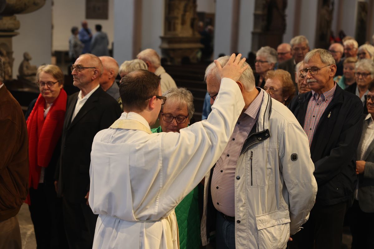 Seelsorgerinnen und Seelsorger spendeten nach dem Gottesdienst den Jubelpaaren individuell den Segen. 
