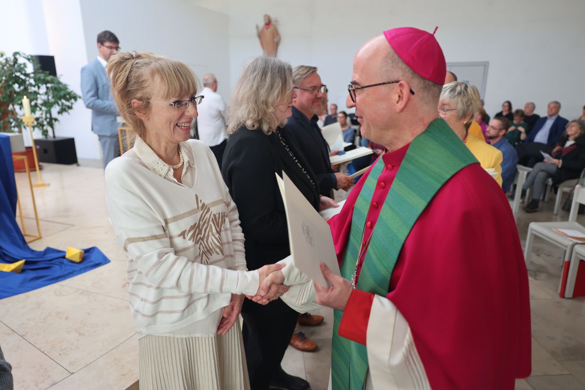 Bei einem Gottesdienst in der Jugendkirche Würzburg hat Bischof Dr. Franz Jung am Freitag, 25. Oktober, insgesamt 47 Personen für die Schulpastoral beauftragt.