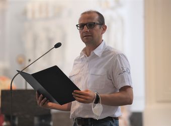 Mit rund 110 Ehepaaren aus der ganzen Diözese hat Weihbischof Ulrich Boom am Mittwochnachmittag, 23. Juni, einen Pontifikalgottesdienst gefeiert. Eingeladen waren Ehejubilare, die in den Jahren 2020 und 2021 auf 50, 60 oder 65 gemeinsame Jahre zurückblicken.