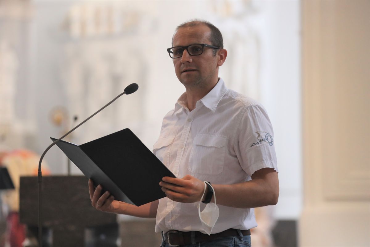 Mit rund 110 Ehepaaren aus der ganzen Diözese hat Weihbischof Ulrich Boom am Mittwochnachmittag, 23. Juni, einen Pontifikalgottesdienst gefeiert. Eingeladen waren Ehejubilare, die in den Jahren 2020 und 2021 auf 50, 60 oder 65 gemeinsame Jahre zurückblicken.